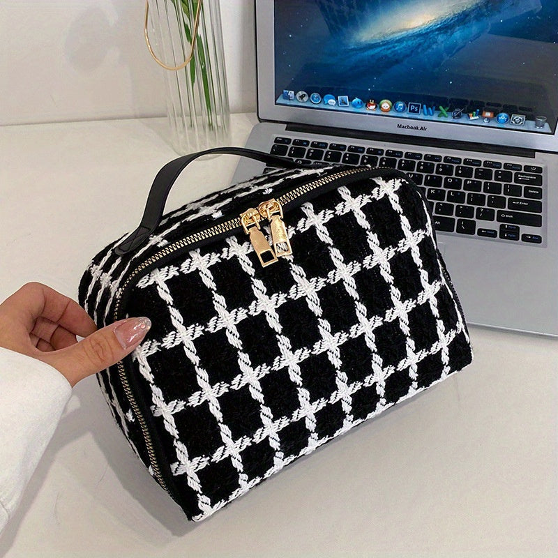 Women’s Travel Makeup Bag Checkered Pattern 4